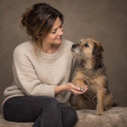 Une femme et son terrier, illustration d’un portrait complice