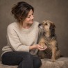 Une femme et son terrier, illustration d’un portrait complice