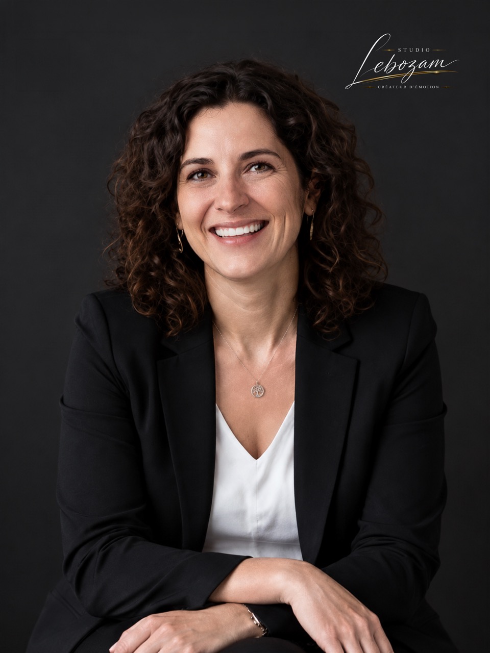 Portrait professionnel féminin sur fond noir