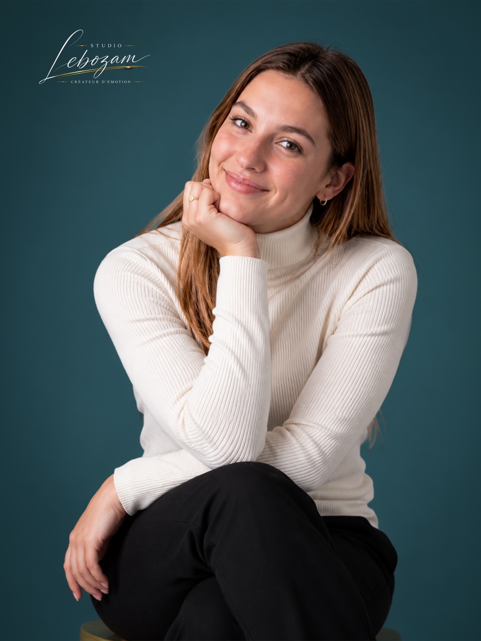 Portrait professionnel couleur sur fond bleu-vert — Studio Lebozam