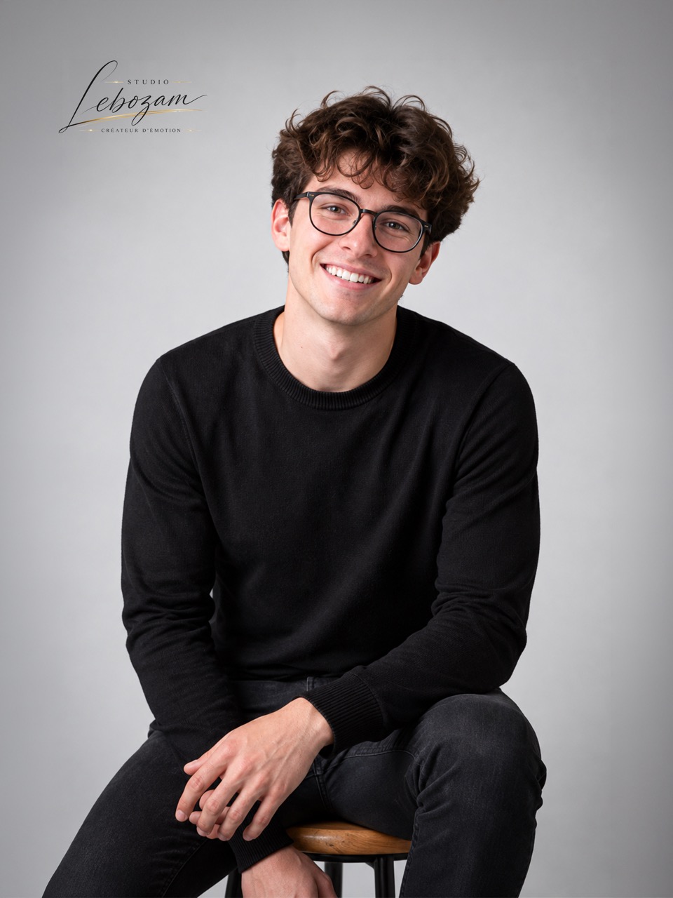 Portrait professionnel masculin sur fond clair